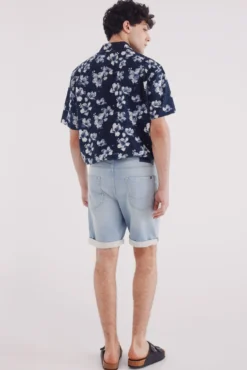 Bermuda denim slim fit de malha leve