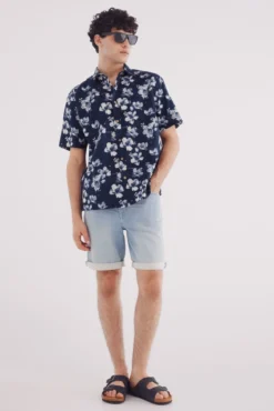 Bermuda denim slim fit de malha leve