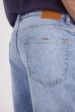Bermuda jeans regular fit com lavagem média