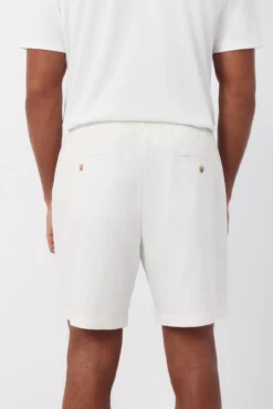 Bermudas com elástico e cadarços comuns.