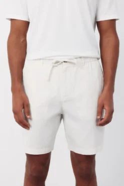Bermudas com elástico e cadarços comuns.