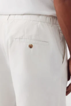 Bermudas com elástico e cadarços comuns.