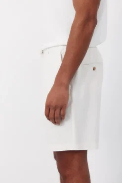 Bermudas com elástico e cadarços comuns.