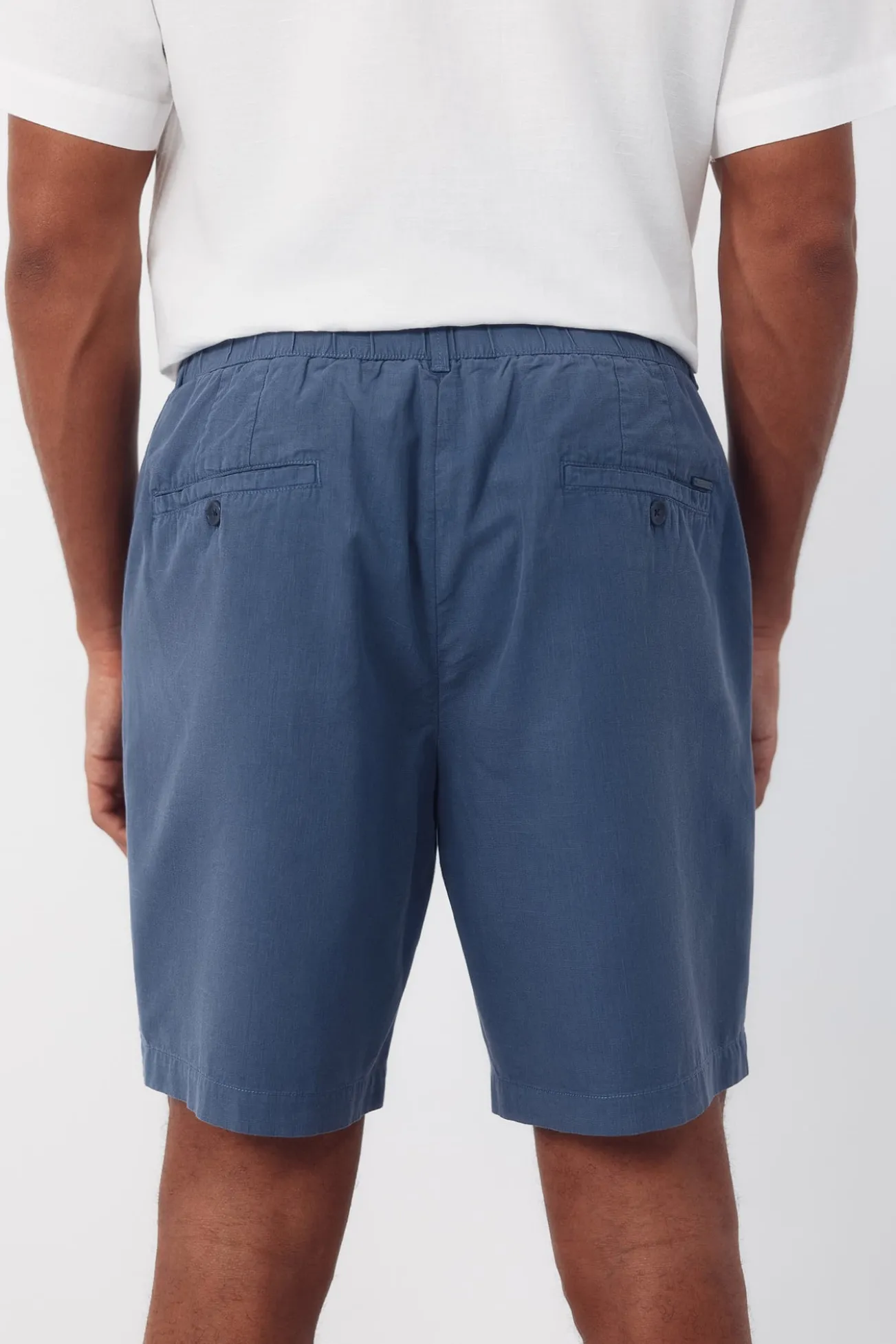 Bermudas com elástico e cadarços comuns.