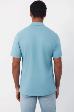 Bermudas com elástico e cadarços comuns.