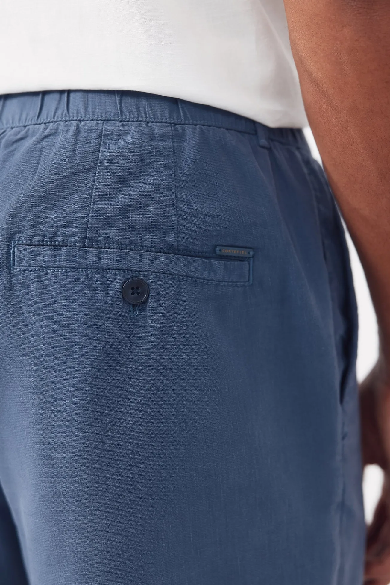 Bermudas com elástico e cadarços comuns.