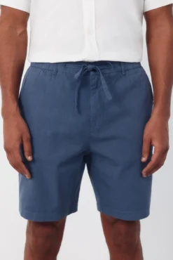 Bermudas com elástico e cadarços comuns.