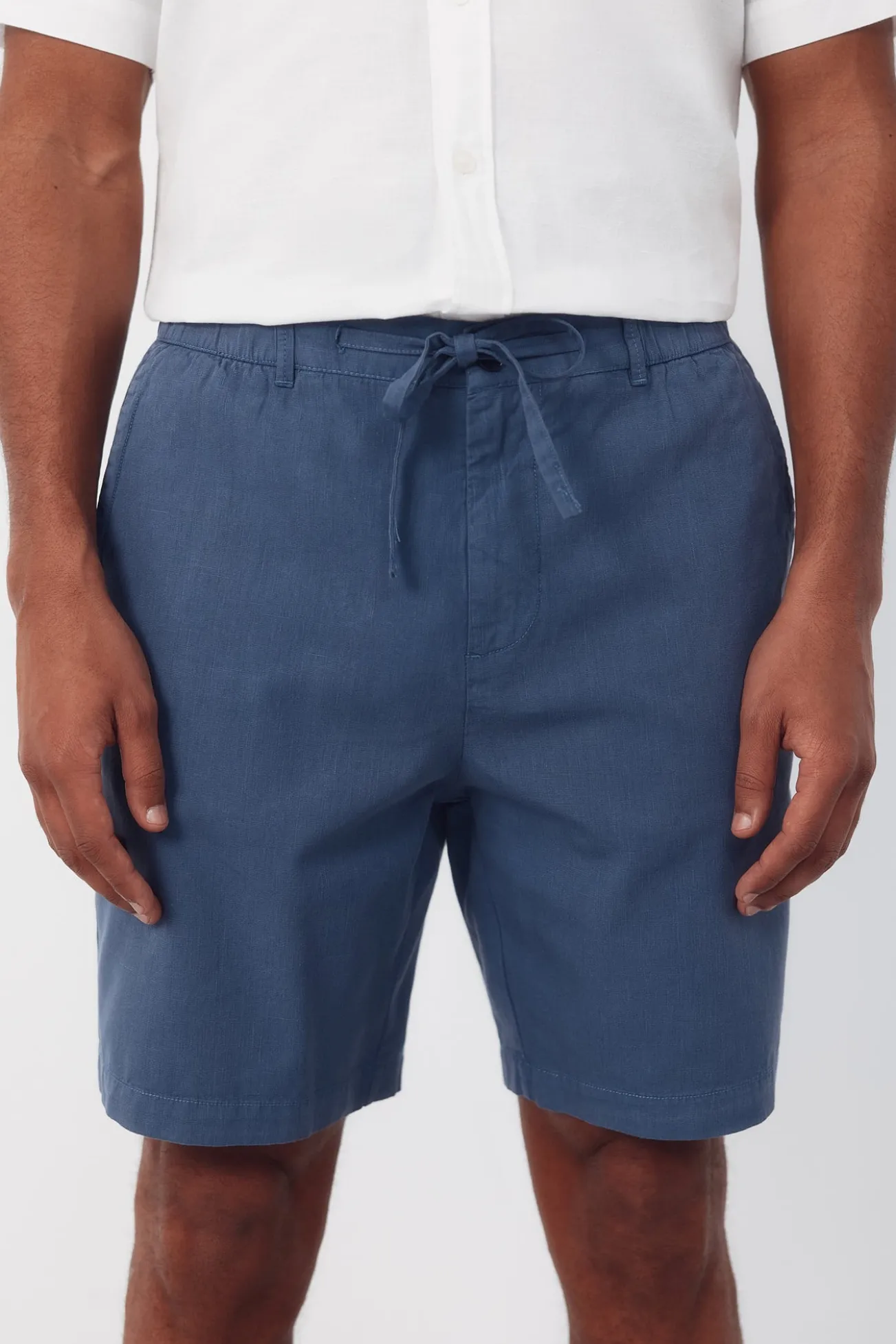 Bermudas com elástico e cadarços comuns.