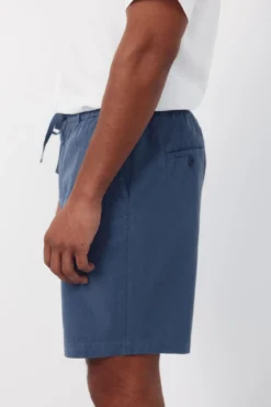 Bermudas com elástico e cadarços comuns.