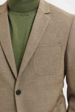 Blazer slim fit elaborado com materiais reciclados