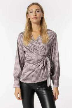 Blusa acetinada cruzada
