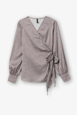 Blusa acetinada cruzada