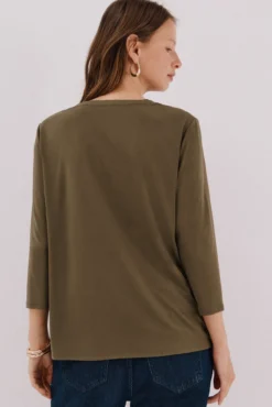 Blusa básica com gola mao
