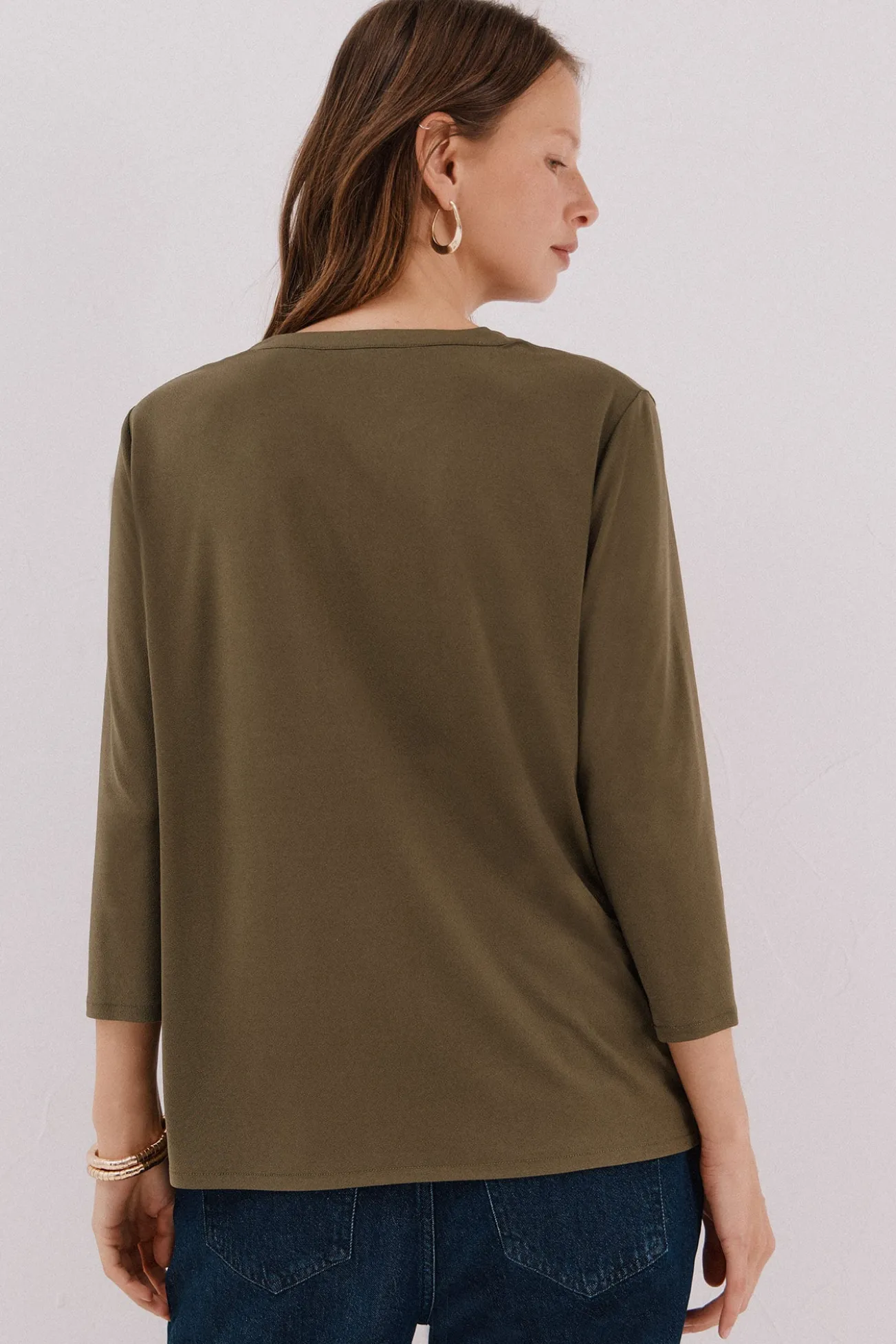 Blusa básica com gola mao