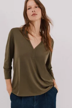 Blusa básica com gola mao