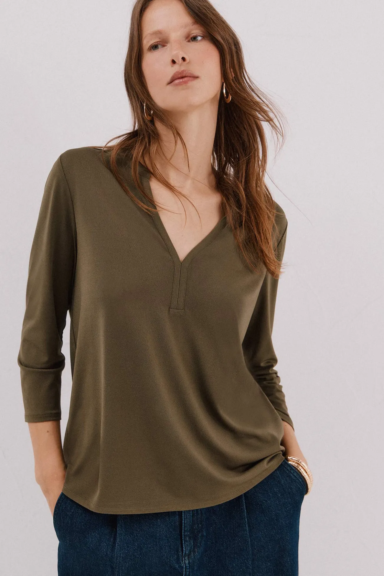 Blusa básica com gola mao