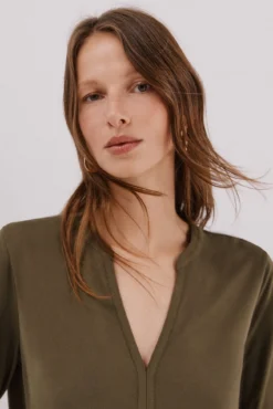 Blusa básica com gola mao