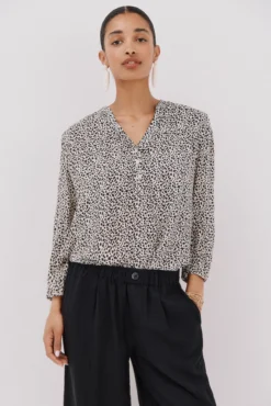 Blusa com cintado = entallado frontal