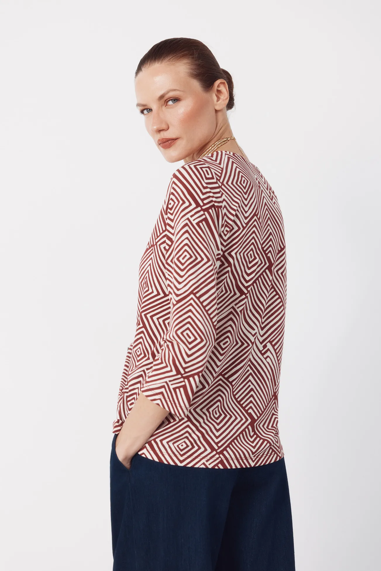 Blusa com decote em v e botões.