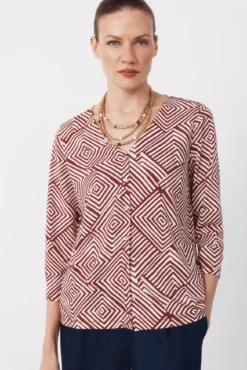 Blusa com decote em v e botões.