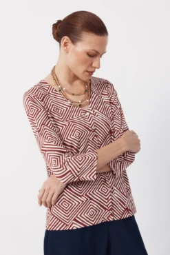 Blusa com decote em v e botões.