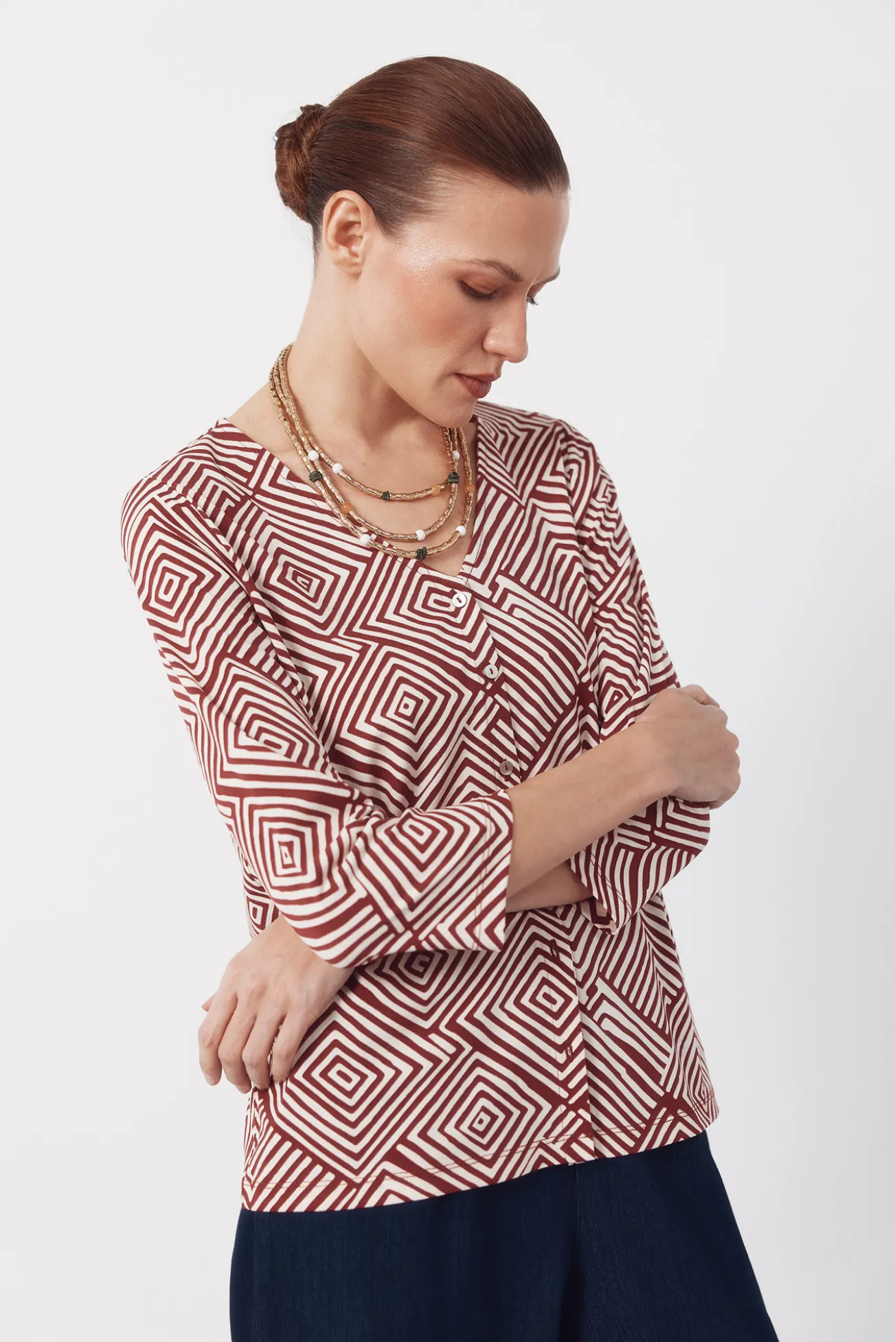 Blusa com decote em v e botões.