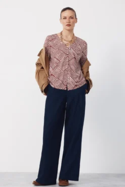Blusa com decote em v e botões.