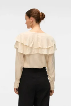 Blusa com gola franzida