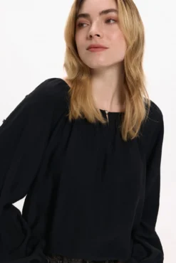 Blusa com mangas abotoadas