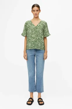 Blusa com mangas de folhos