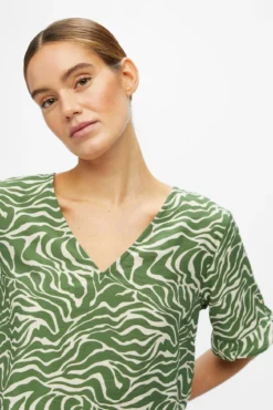 Blusa com mangas de folhos