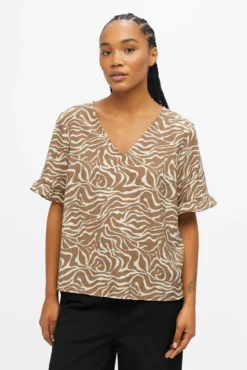 Blusa com mangas de folhos