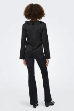 Blusa de cetim com folho
