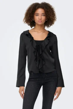 Blusa de cetim com folho