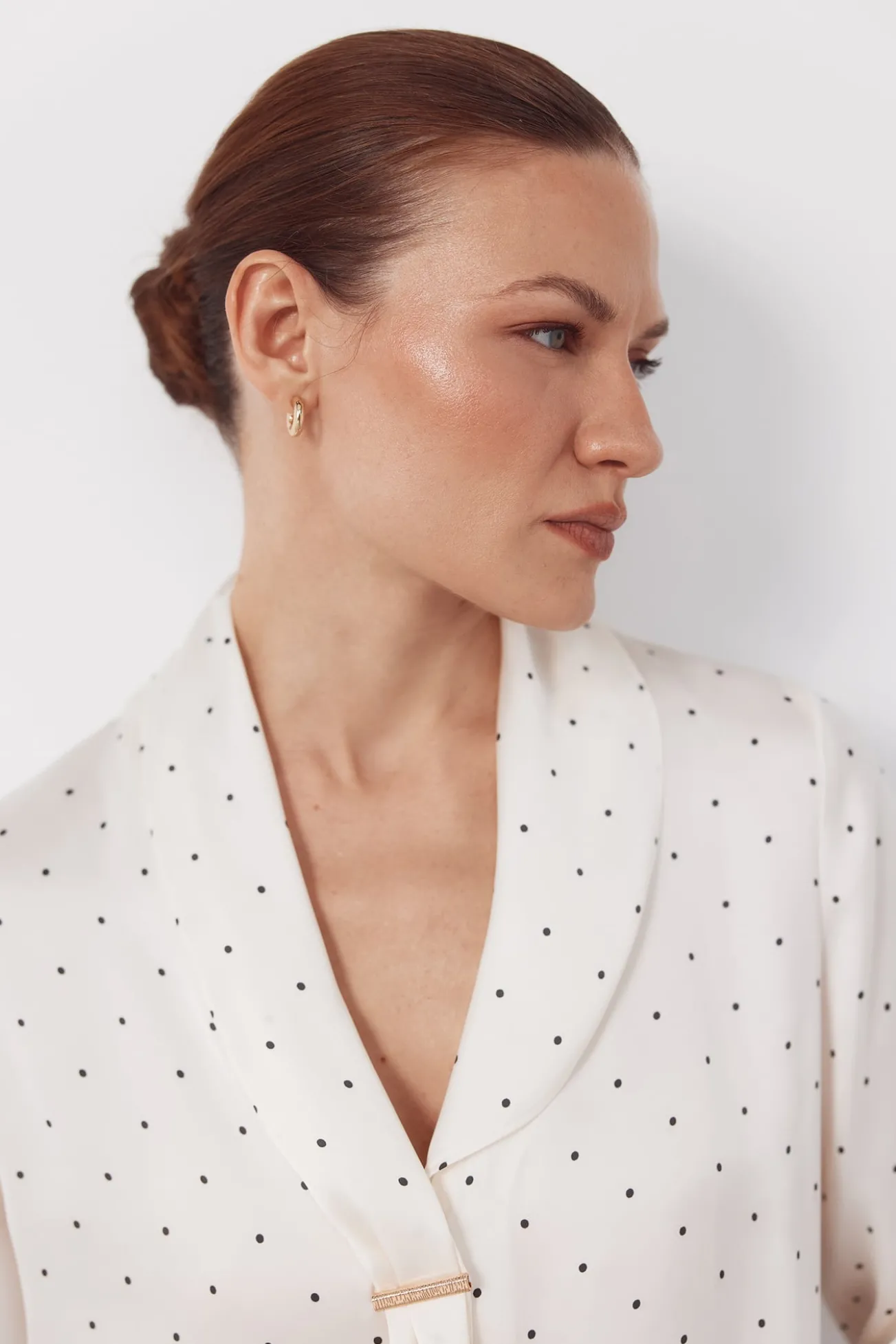 Blusa de cetim com laçada