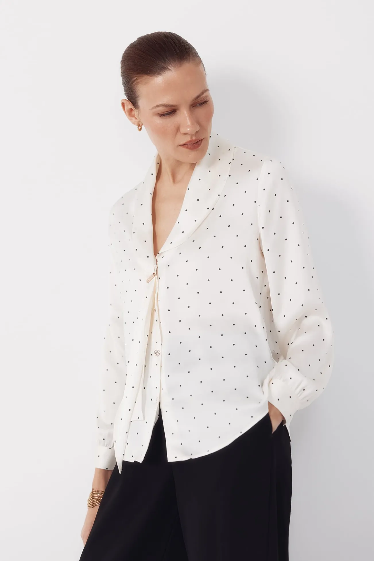 Blusa de cetim com laçada