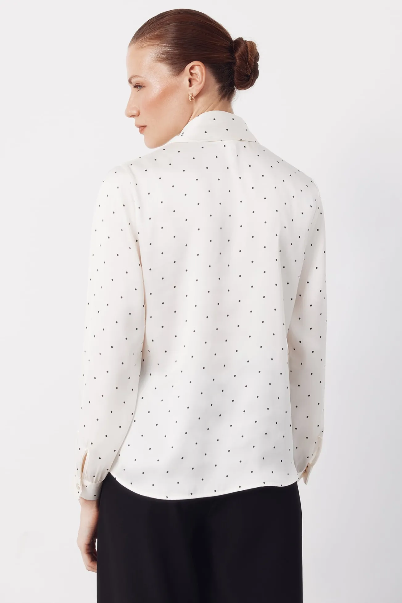 Blusa de cetim com laçada