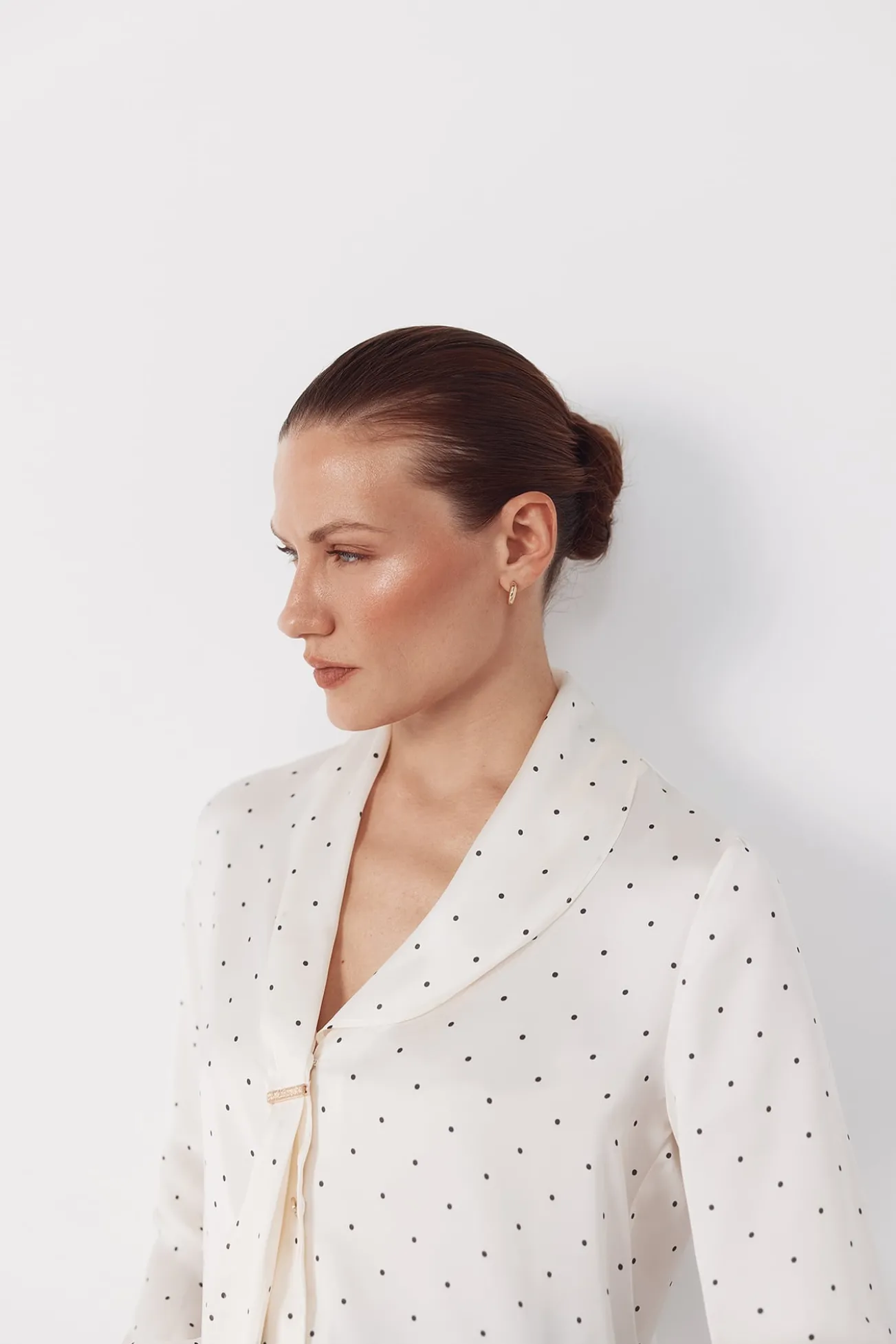 Blusa de cetim com laçada