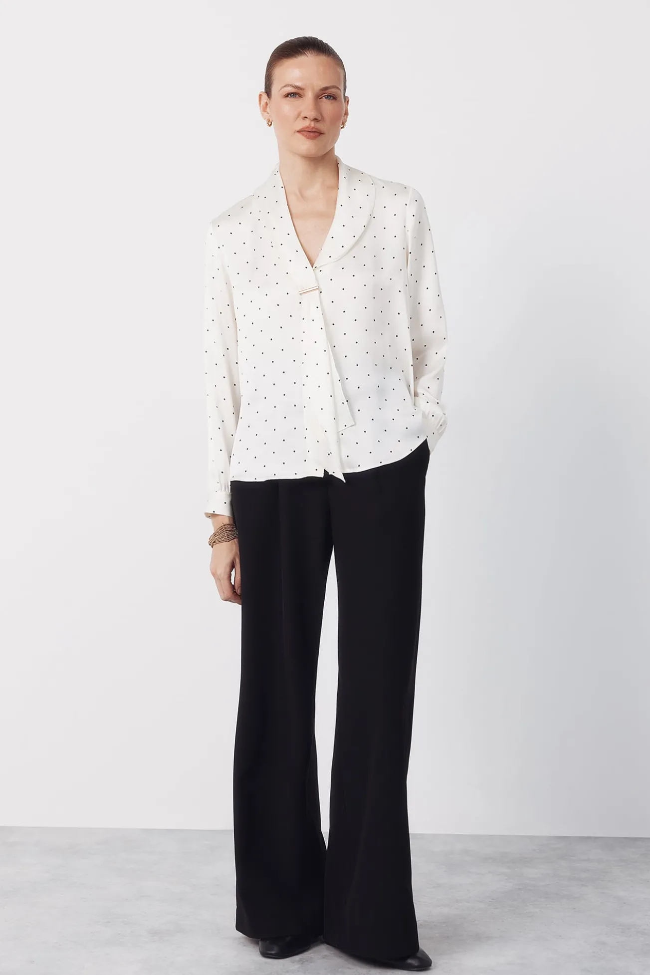 Blusa de cetim com laçada