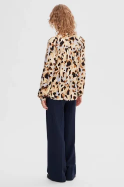 Blusa de manga comprida animal print confecionada 100% com Lenzing ECOVERO.