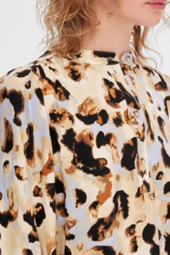 Blusa de manga comprida animal print confecionada 100% com Lenzing ECOVERO.