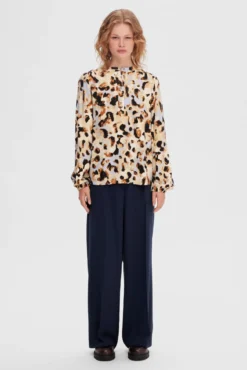 Blusa de manga comprida animal print confecionada 100% com Lenzing ECOVERO.