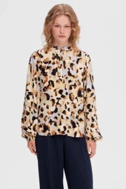Blusa de manga comprida animal print confecionada 100% com Lenzing ECOVERO.