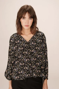 Blusa de manga comprida com estampa floral