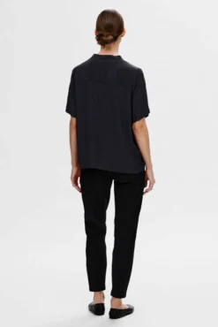 Blusa de manga curta confecionada com viscose Ecovero.