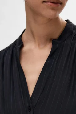 Blusa de manga curta confecionada com viscose Ecovero.