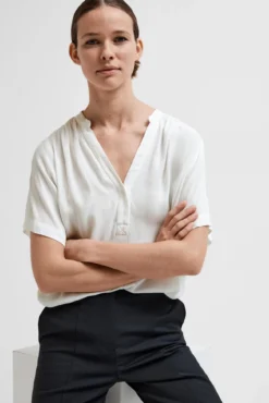 Blusa de manga curta confecionada com viscose Ecovero.