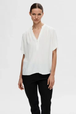 Blusa de manga curta confecionada com viscose Ecovero.