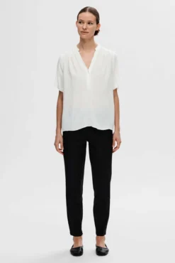 Blusa de manga curta confecionada com viscose Ecovero.