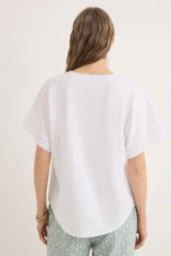 Blusa de renda com apliques